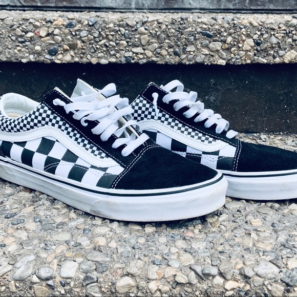 SOLD!Vans Checkered Old Skool Low Top Sneakers - Picture 2 of 5